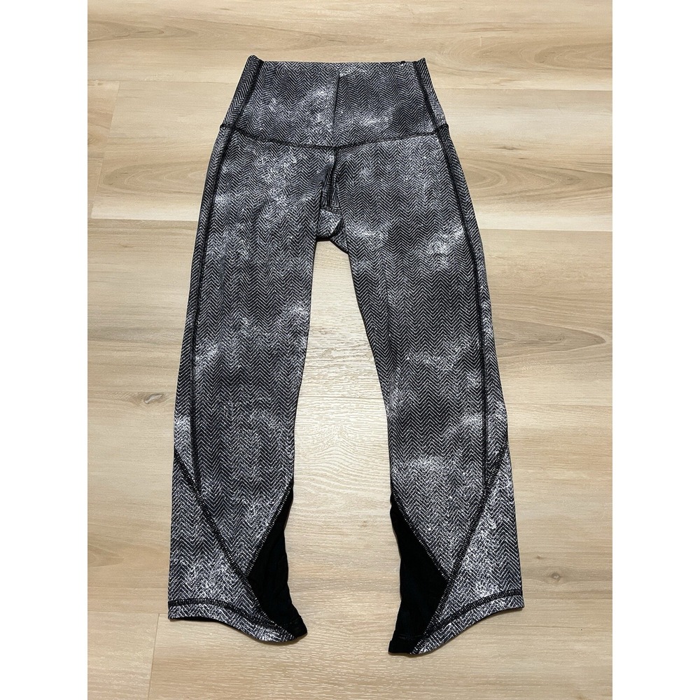 Lululemon Essential Rhythm Crop Full-On Luxtreme Diffusion White Black / Black 4